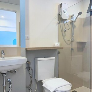 A modern bathroom with a toilet, bidet, and shower. - Hop Inn Udonthani (Udon Thani)