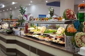 2 ห้องอาหาร, บริการอาหารเช้า อาหารกลางวัน และอาหารเย็น