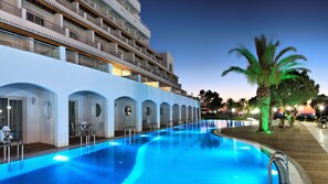 2 piscinas al aire libre, sombrillas, tumbonas