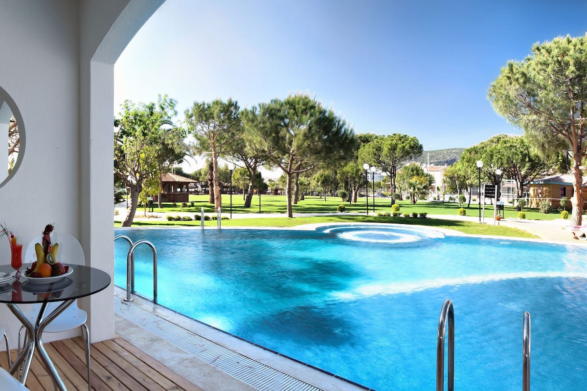 Pool Select Room | Minibar, free WiFi