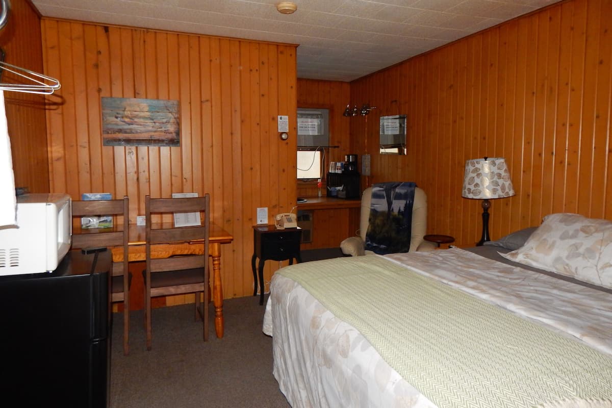 Standard Room, 1 Queen Bed | Desk, rollaway beds, free WiFi