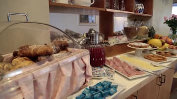 Tägliches Frühstücksbuffet (6 EUR pro Person)