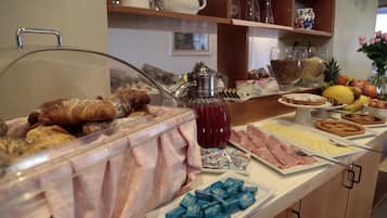 Colazione a buffet, servita tutte le mattine (6 EUR a persona) 