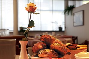 Petit déjeuner buffet (6 EUR par personne)