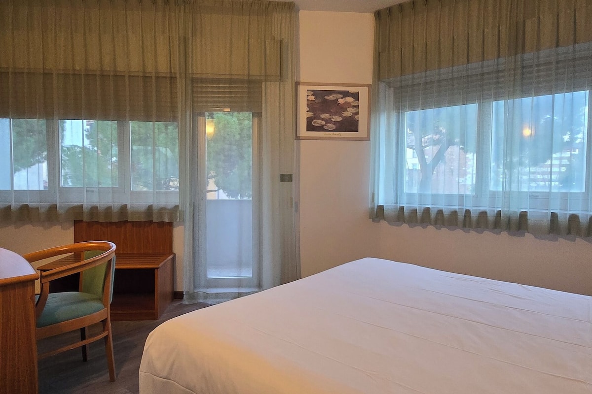 standard double room | minibar, desk, free wifi