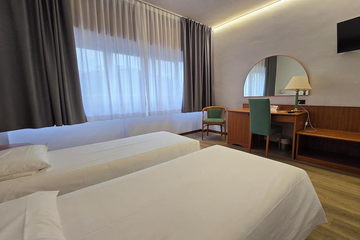 Classic Twin Room, 1 Bedroom | Minibar, desk, WiFi (free)