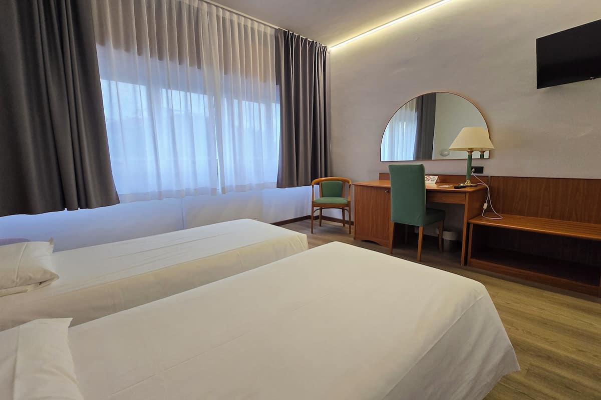 classic twin room, 1 bedroom | minibar, desk, free wifi