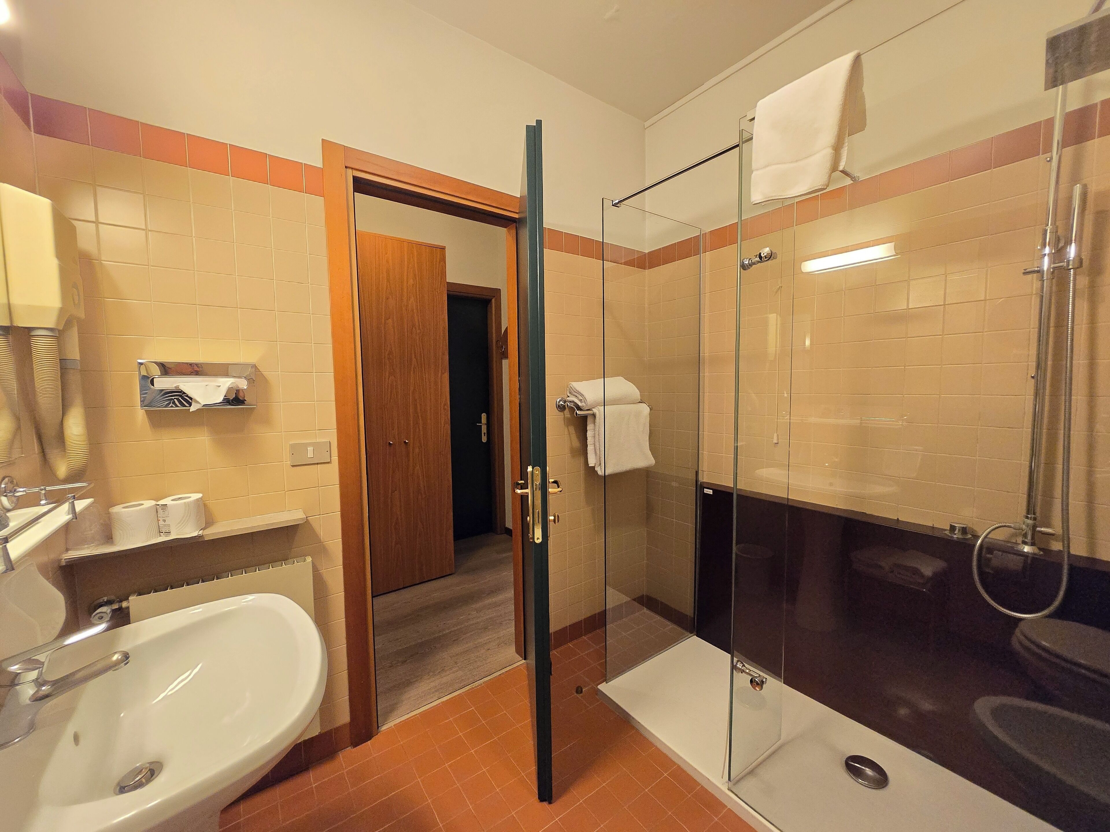 standard double room | bathroom | separate bathtub and shower, rainfall showerhead, free toiletries