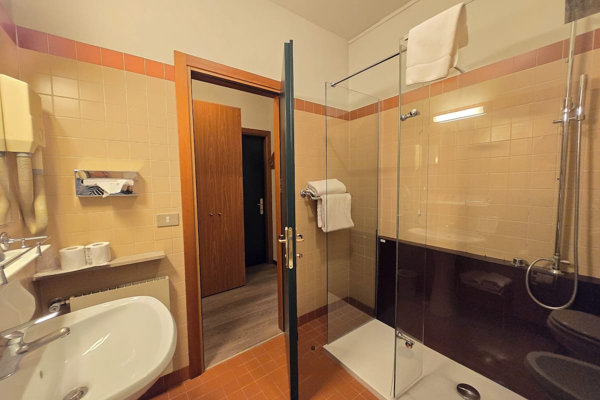standard double room | bathroom | separate bathtub and shower, rainfall showerhead, free toiletries