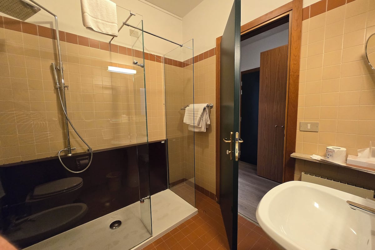 classic twin room, 1 bedroom | bathroom | separate bathtub and shower, rainfall showerhead, free toiletries