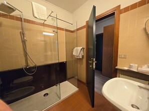 Classic-Zweibettzimmer, 1 Schlafzimmer | Badezimmer | Badewanne und Dusche (separat), Regendusche, kostenlose Toilettenartikel