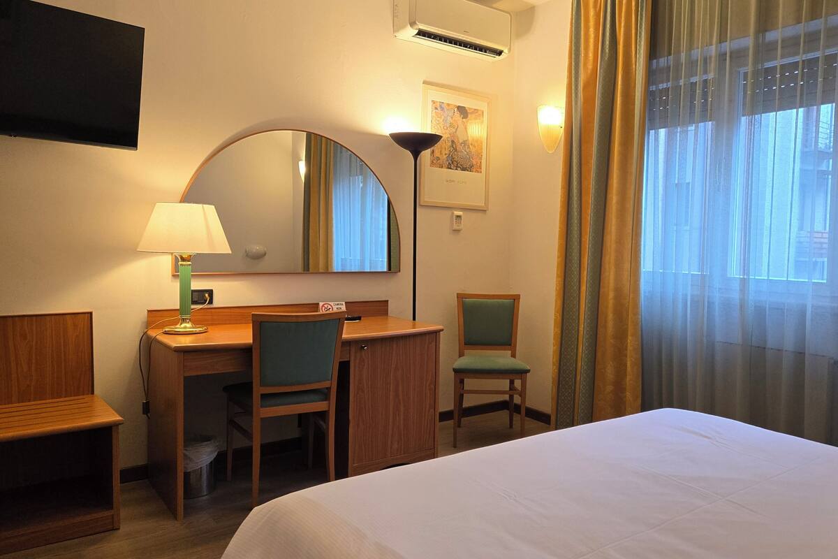 Standard Double Room | Minibar, desk, WiFi (free)
