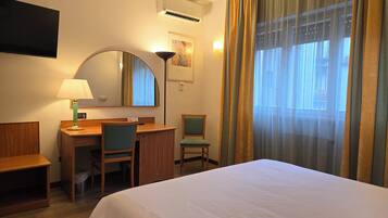 Doppia Standard | 1 camera, minibar, una scrivania, Wi-Fi gratuito