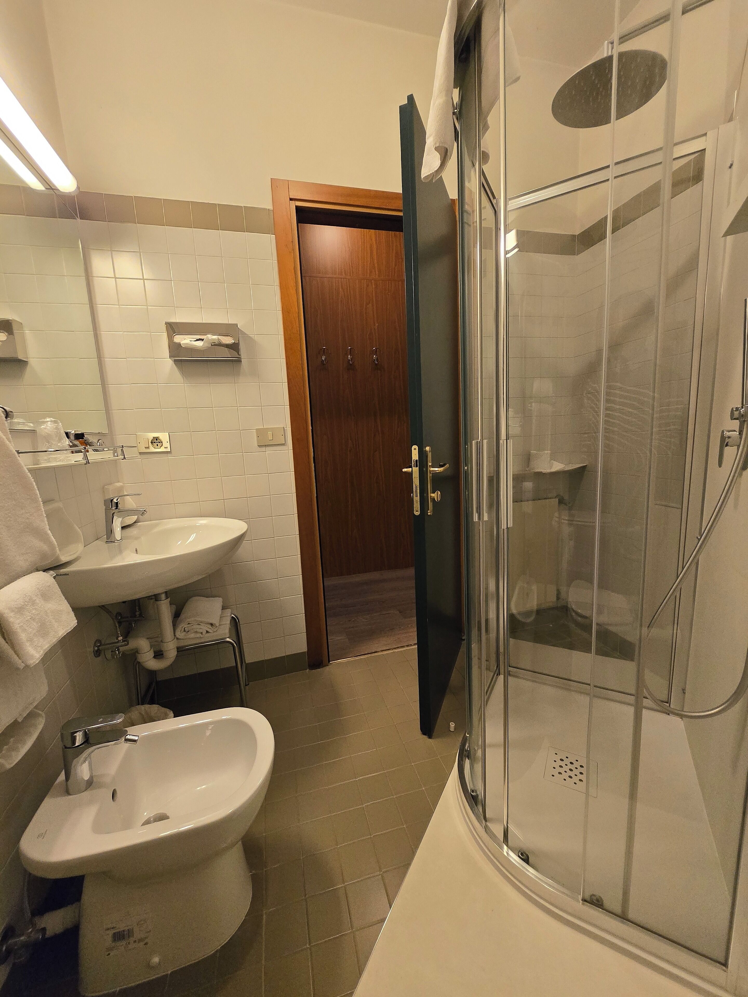 standard double room | bathroom | separate bathtub and shower, rainfall showerhead, free toiletries