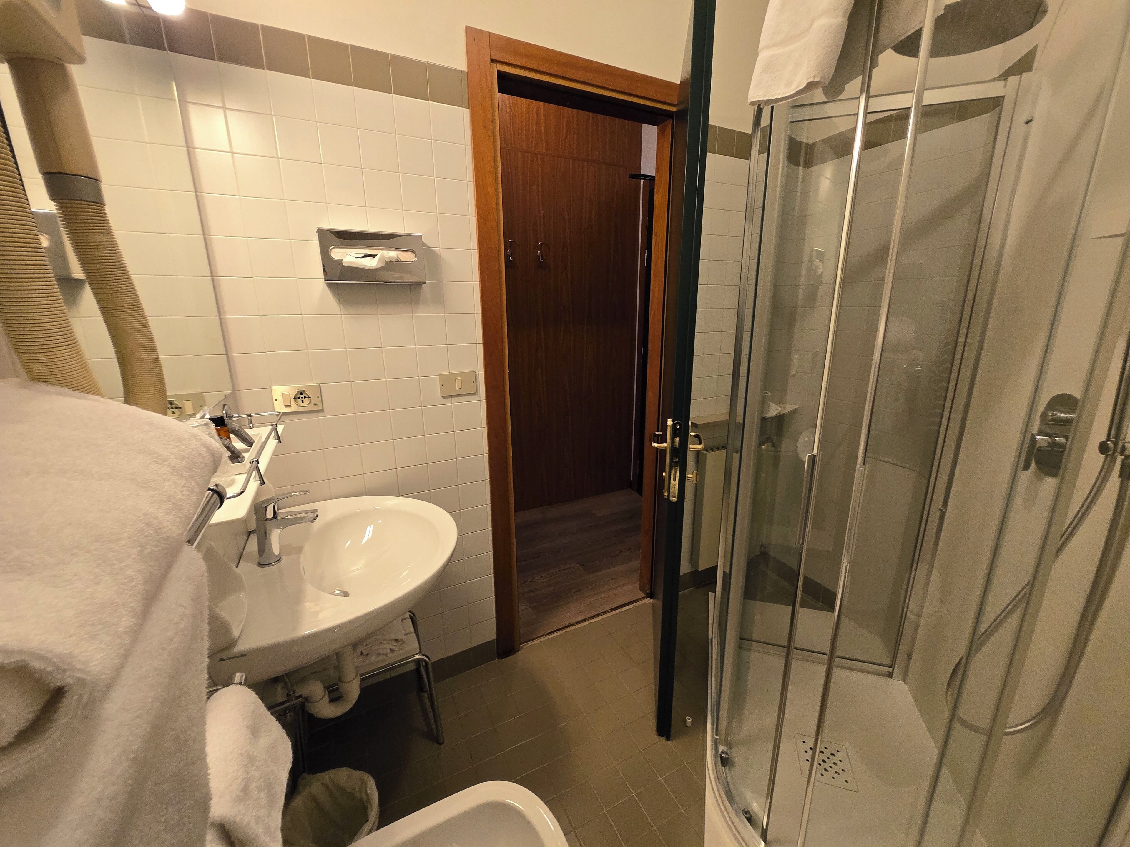 standard double room | bathroom | separate bathtub and shower, rainfall showerhead, free toiletries