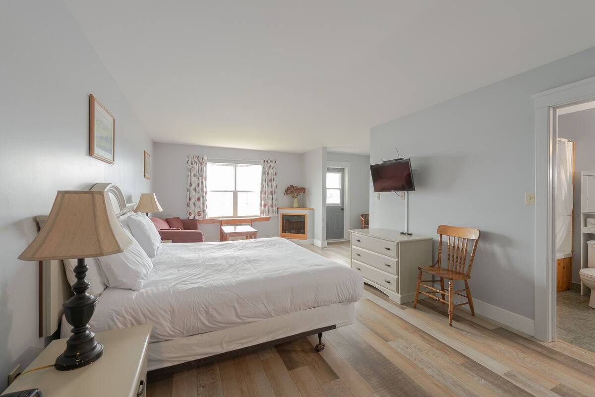 deluxe room, 1 king bed with sofa bed | desk, soundproofing, iron/ironing board, free wifi