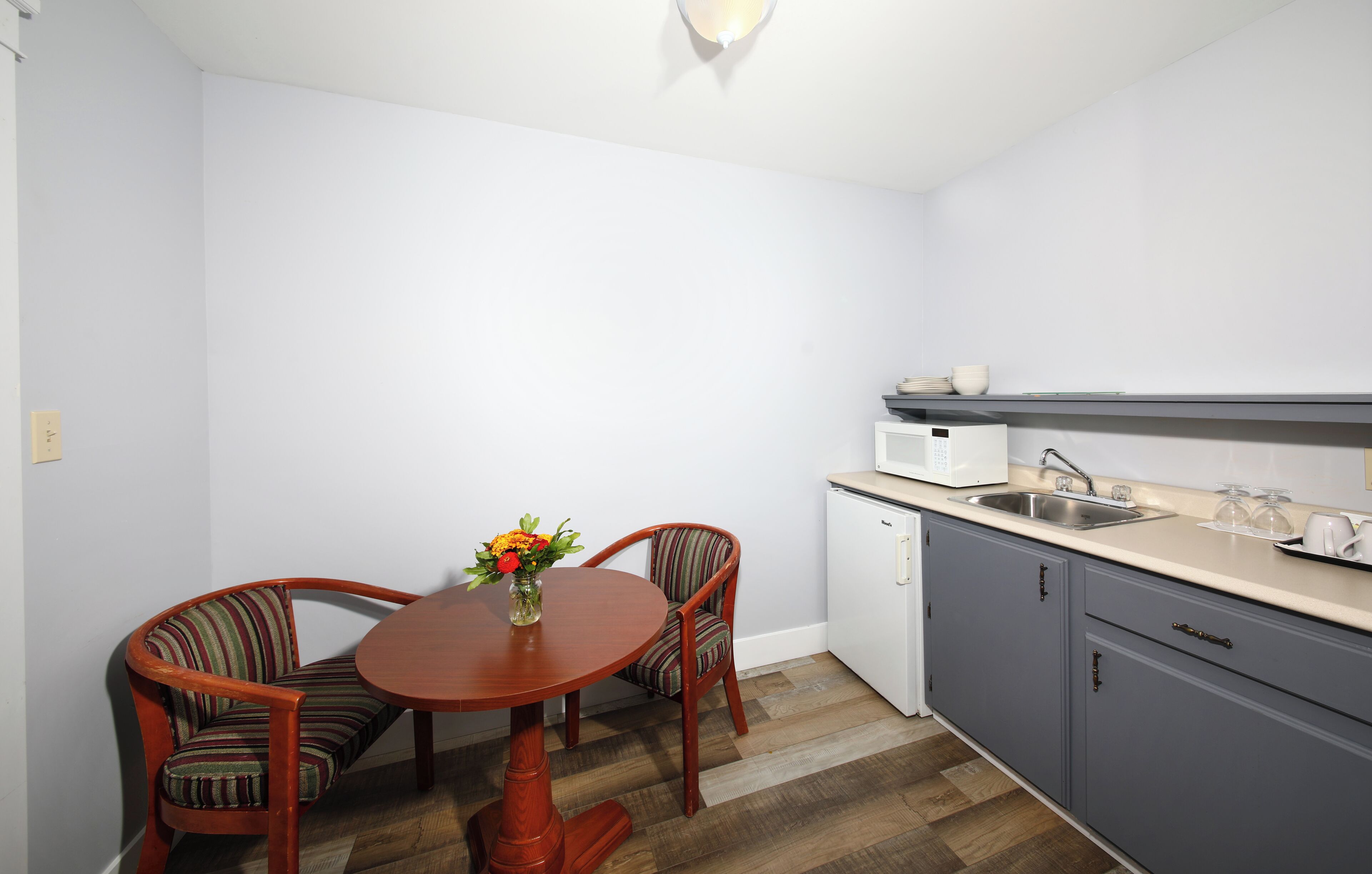 deluxe room, 1 king bed with sofa bed | bathroom | combined shower/bathtub, free toiletries, hair dryer, towels