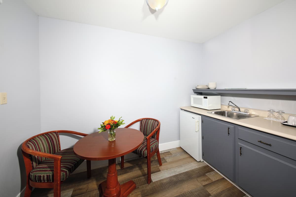 deluxe room, 1 king bed with sofa bed | bathroom | combined shower/bathtub, free toiletries, hair dryer, towels