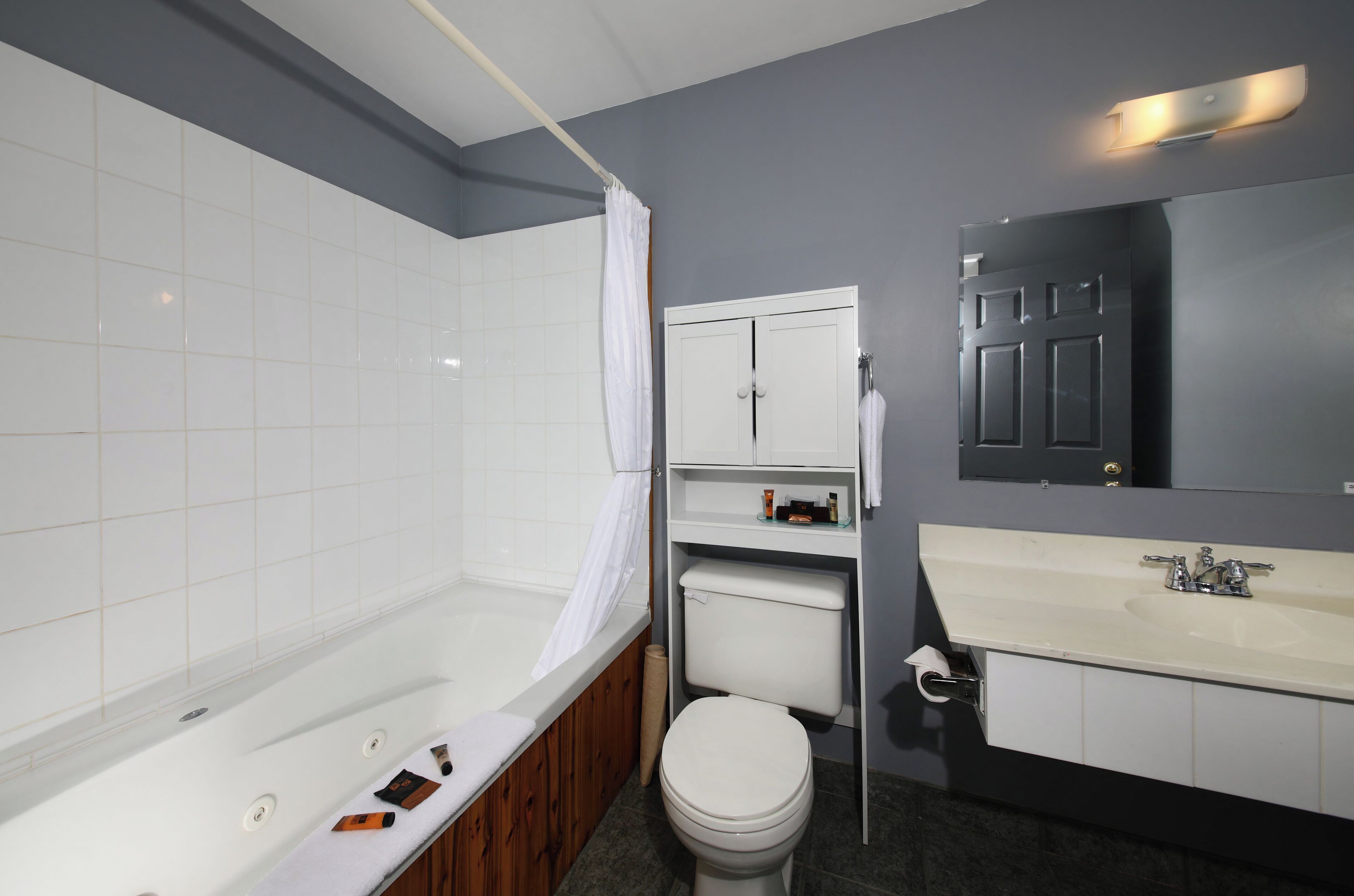 deluxe room, 1 king bed with sofa bed | bathroom | combined shower/bathtub, free toiletries, hair dryer, towels