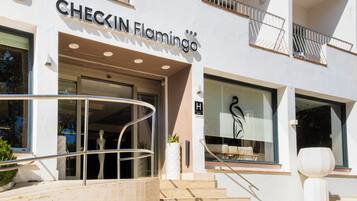 A hotel entrance with a sign reading "CHECKIN Flamingo".