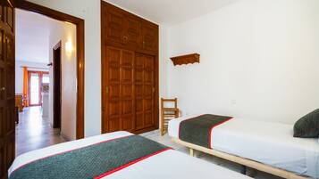 Appartement, Meerdere bedden | Donsdekens, een bureau, gratis wifi, beddengoed
