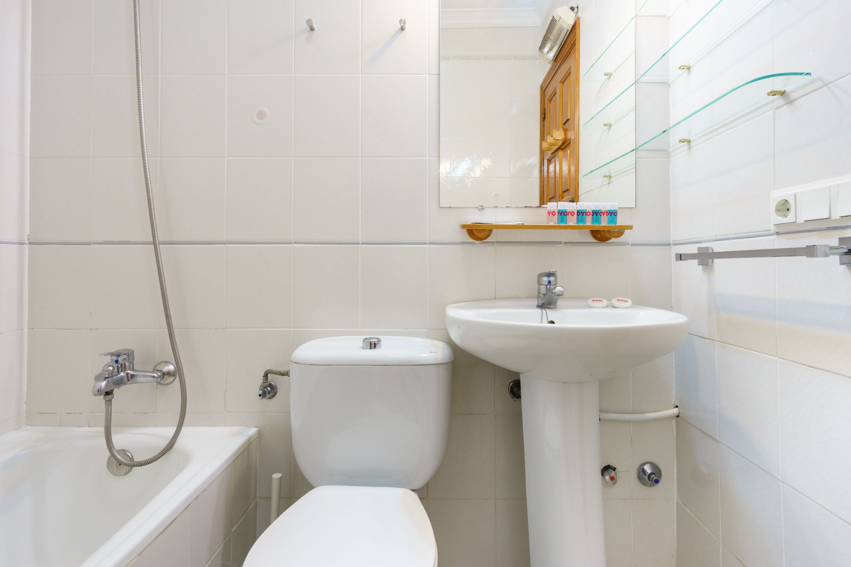 Une salle de bain avec une baignoire, des toilettes et un lavabo.