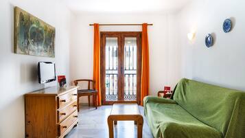 Apartment, Mehrere Betten | Wohnbereich | Flachbildfernseher