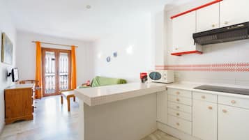 Apartment, Multiple Beds | Private kitchen | Fridge, microwave, coffee/tea maker, electric kettle