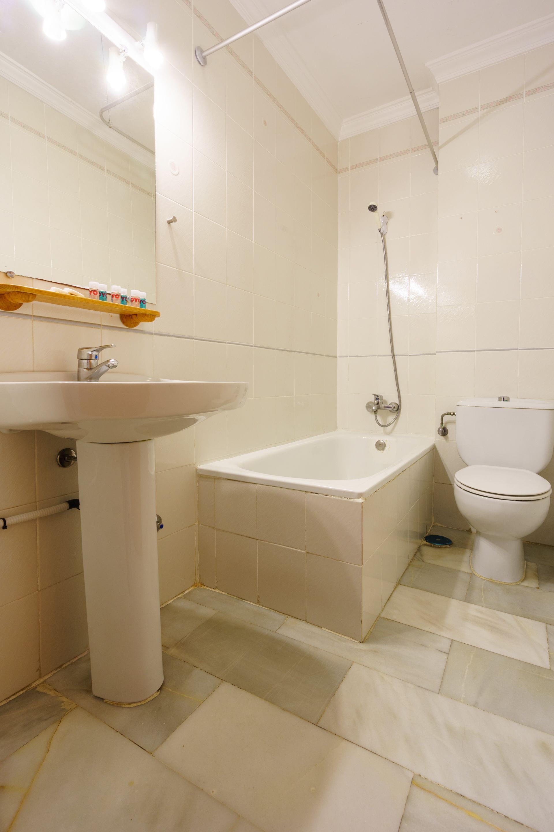Une salle de bain avec un lavabo, une baignoire et des toilettes.