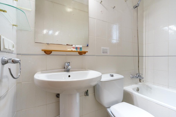 Studio dành cho gia đình | Chăn bông, bàn, truy cập Internet không dây miễn phí, bộ trải giường