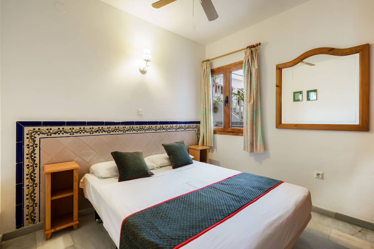Donsdekens, een bureau, gratis wifi, beddengoed
