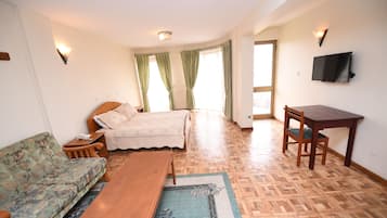 1 habitación, caja de seguridad en la habitación y escritorio