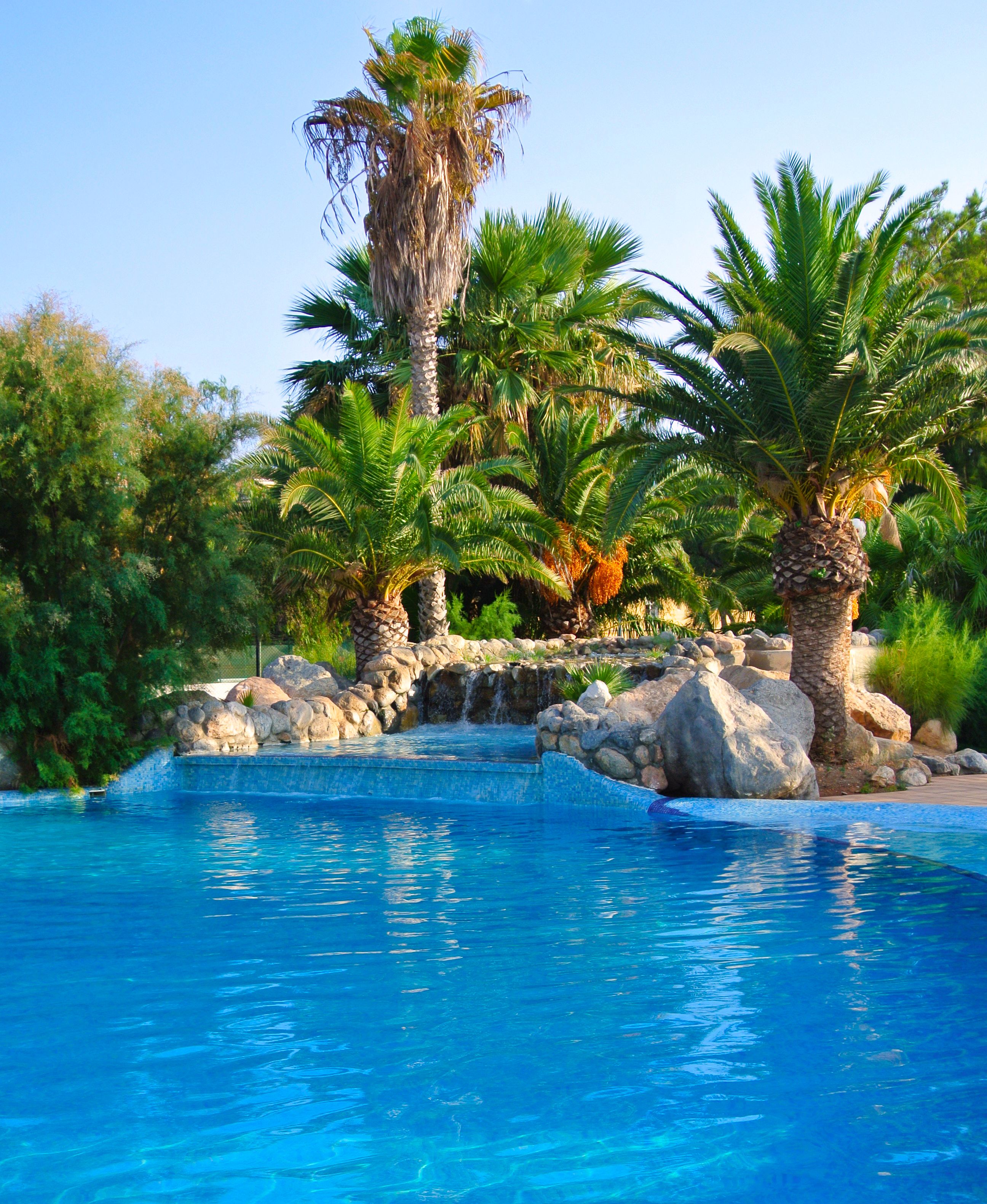 Una piscina al aire libre de temporada (de 11:00 a 20:30), sombrillas
