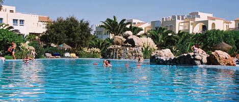 Außenpool (je nach Saison geöffnet), Sonnenschirme, Liegestühle