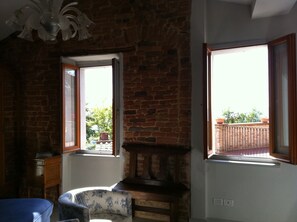 Suite, vista a la montaña | Ropa de cama de alta calidad, escritorio, wifi gratis y ropa de cama 