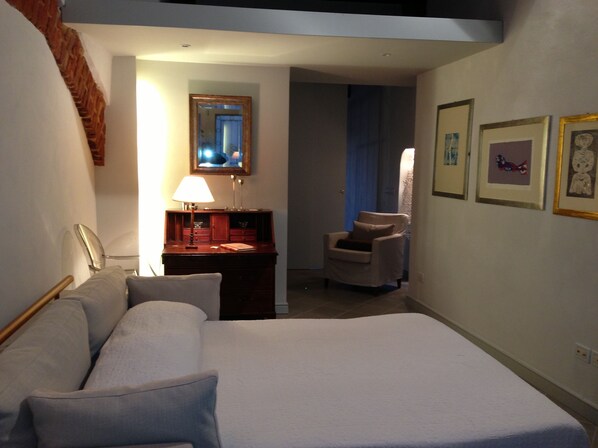 Habitación básica doble | Ropa de cama de alta calidad, escritorio, wifi gratis y ropa de cama 