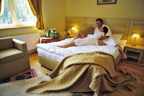 Premium bedding, desk, laptop workspace, free cots/infant beds - Seasons SPA Boutique Hotel (Kozyn)