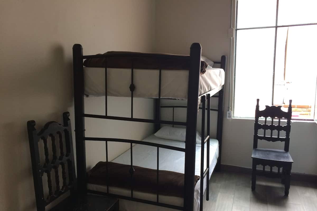 Dormitorio Compartido Mixto Quadruple | Bügeleisen/Bügelbrett, kostenloses WLAN