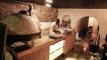 Se sirven comidas, cenas y cocina italiana