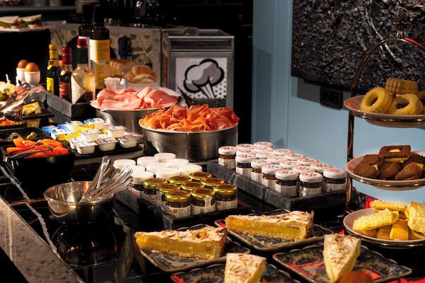 Café da manhã com buffet diário (EUR 15.00 por pessoa)