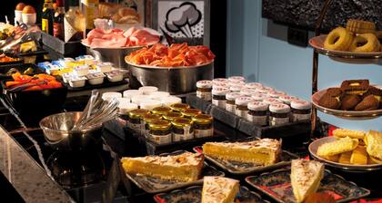 The Glam Boutique Hotel & Apt