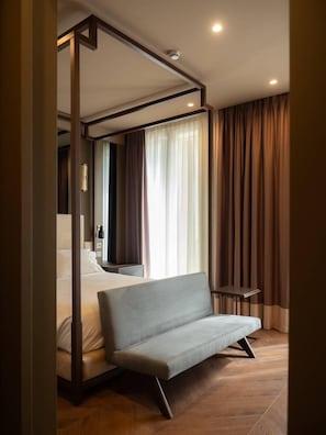 Suite, 1 très grand lit | Minibar, coffres-forts dans les chambres, fer et planche à repasser