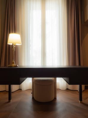Suite, 1 très grand lit | 1 chambre, minibar, coffres-forts dans les chambres