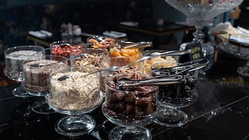 Tägliches Frühstücksbuffet (15.00 EUR pro Person)