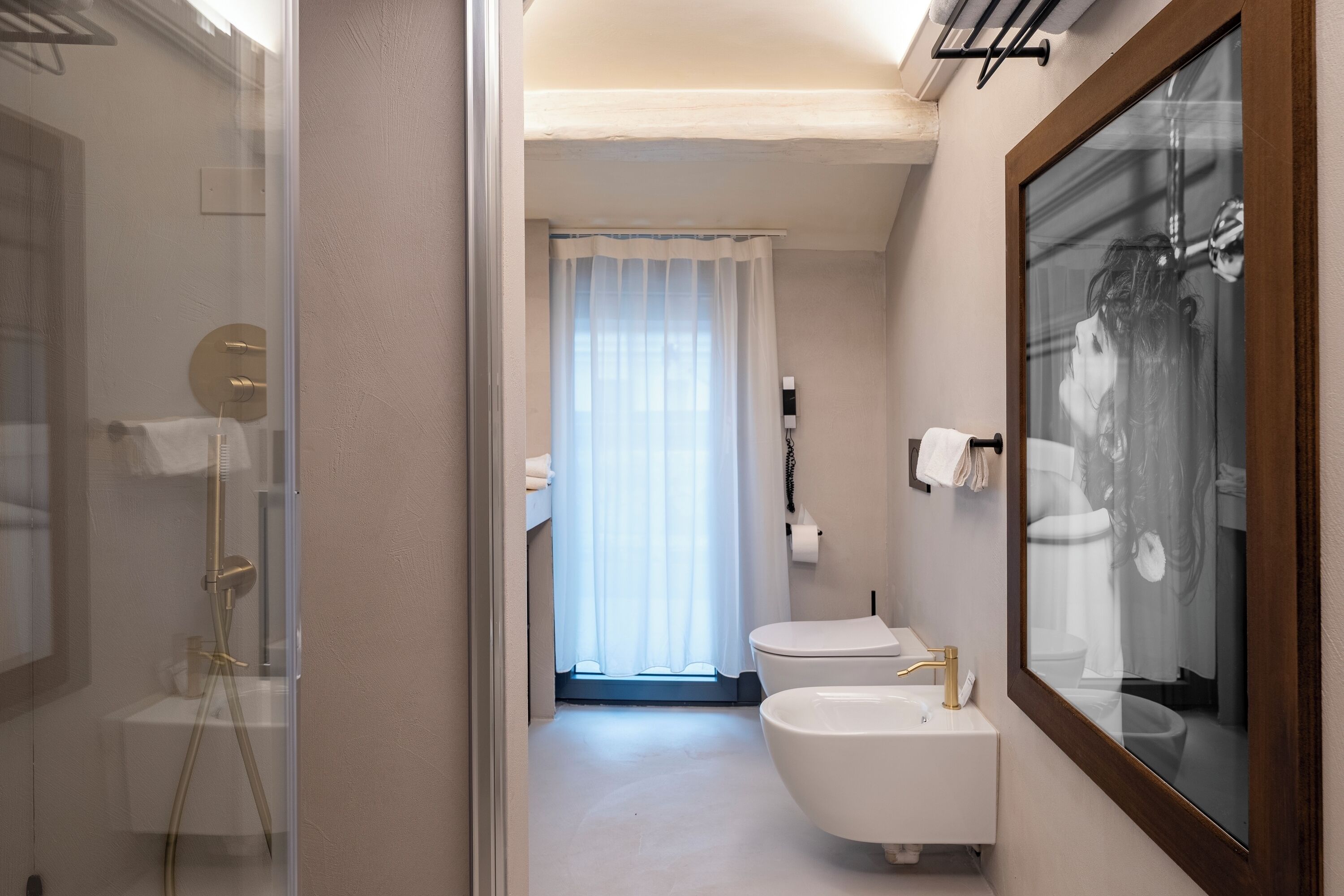 Deluxe-værelse - 1 kingsize-seng (Twin bed on request) | Badeværelse | Bruser, brusehoved med spredningseffekt, gratis toiletartikler