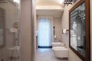 ��ห้องดีลักซ์, เตียงคิงไซส์ 1 เตียง (Twin bed on request) | ห้องน้ำ | ฝักบัว, เรนชาวเวอร์, ของใช้ในห้องน้ำฟรี, ไดร์เป่าผม