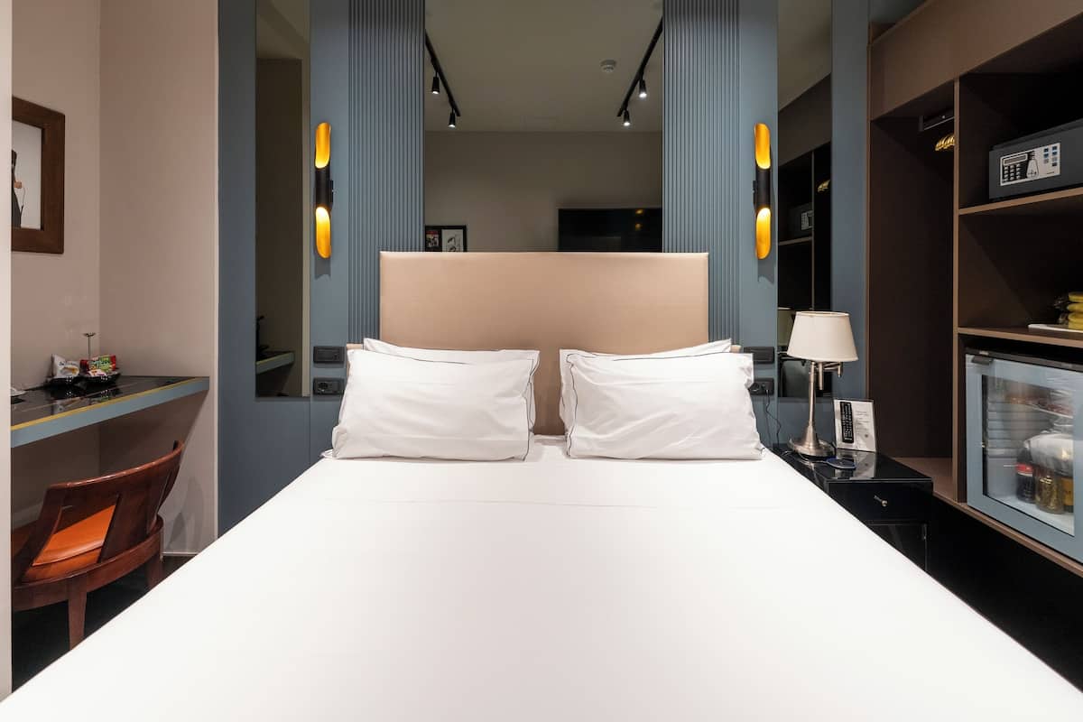 Minibar, coffres-forts dans les chambres, fer et planche à repasser