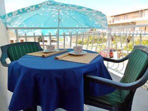 Outdoor dining - Bakmaz Apartment (Vodice)