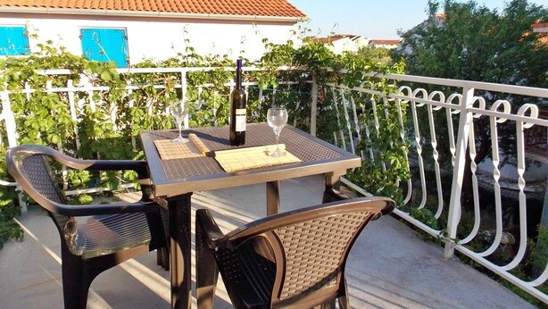 Outdoor dining - Bakmaz Apartment (Vodice)