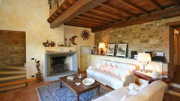 Panoramic-Villa, 3Â Schlafzimmer (Villa Cesare) | Wohnzimmer | Fernseher, Kamin